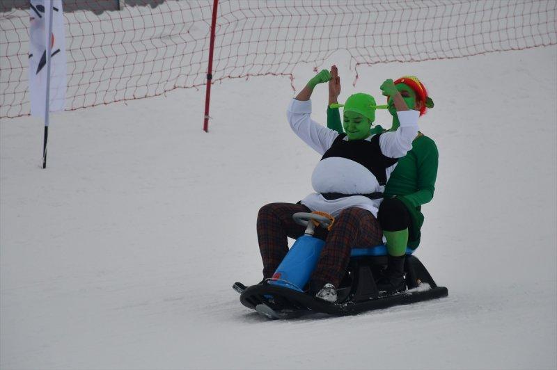 Kostümlü Kayak Yarışması renkli görüntülere sahne oldu