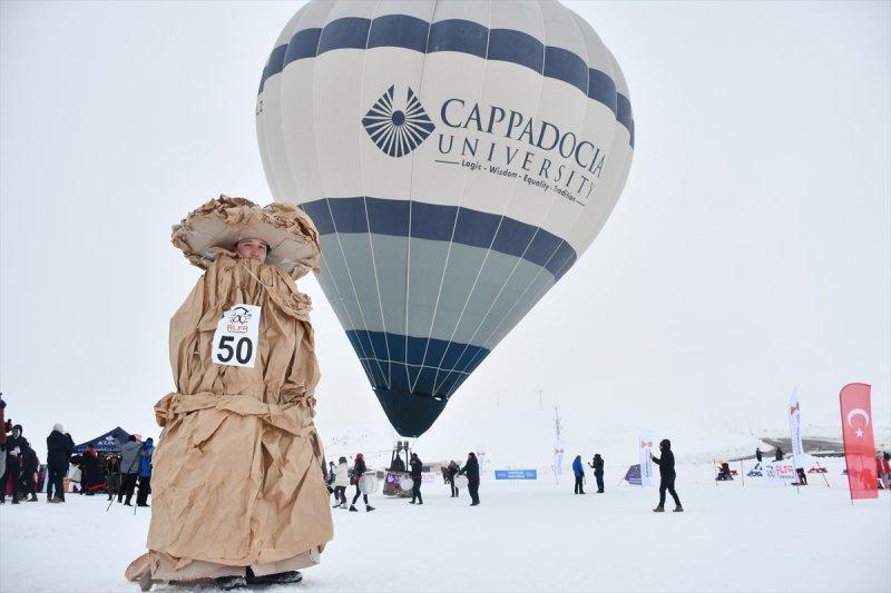 Kostümlü Kayak Yarışması renkli görüntülere sahne oldu