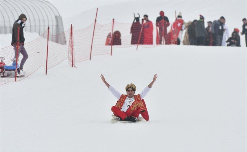 Kostümlü Kayak Yarışması renkli görüntülere sahne oldu
