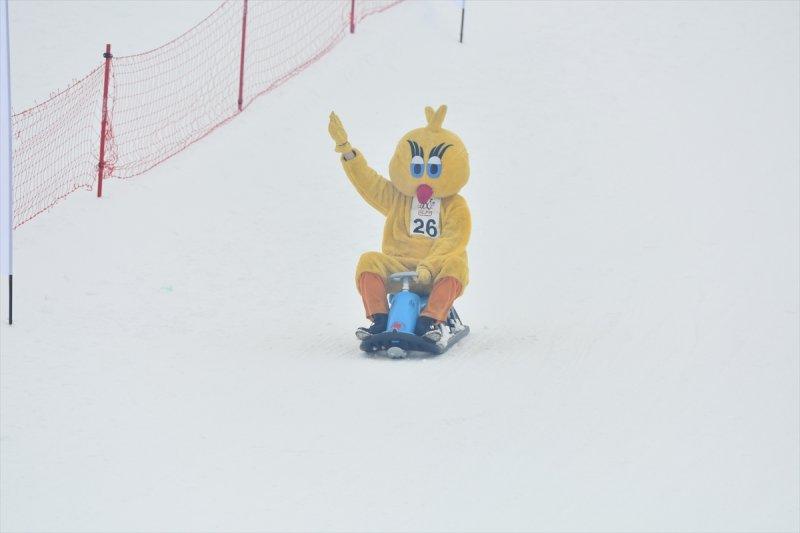 Kostümlü Kayak Yarışması renkli görüntülere sahne oldu