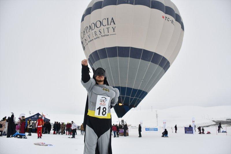 Kostümlü Kayak Yarışması renkli görüntülere sahne oldu