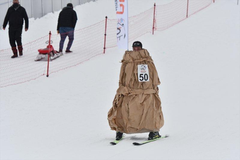 Kostümlü Kayak Yarışması renkli görüntülere sahne oldu