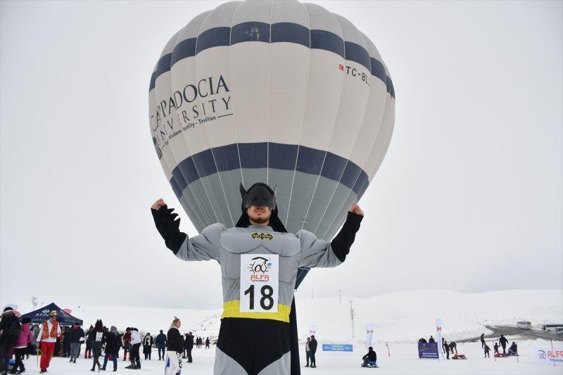 Kostümlü Kayak Yarışması renkli görüntülere sahne oldu