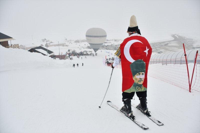 Kostümlü Kayak Yarışması renkli görüntülere sahne oldu