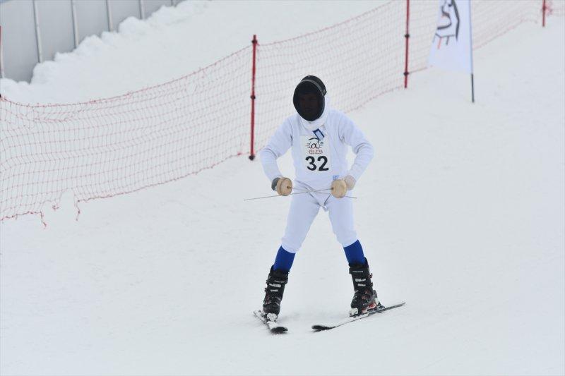 Kostümlü Kayak Yarışması renkli görüntülere sahne oldu
