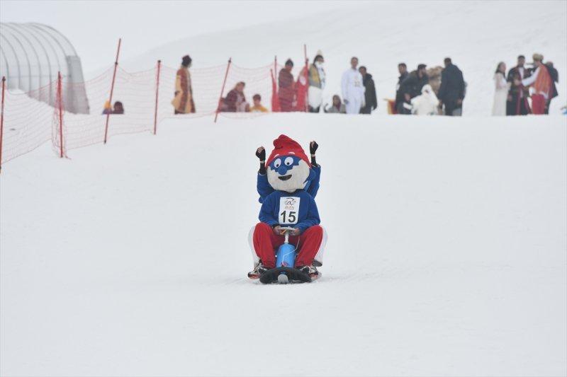 Kostümlü Kayak Yarışması renkli görüntülere sahne oldu