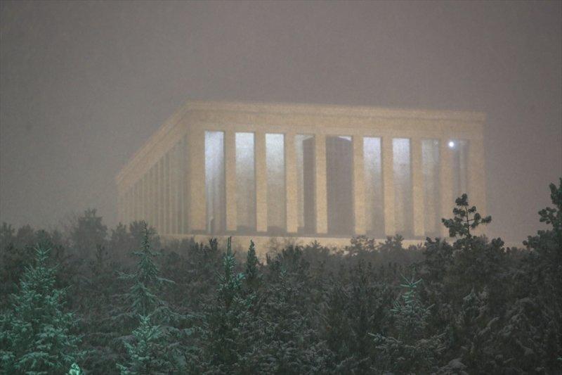 Başkent'te gece başlayan kar yağışından yansımalar