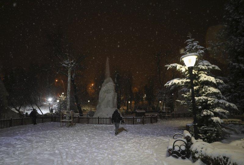 Başkent'te gece başlayan kar yağışından yansımalar