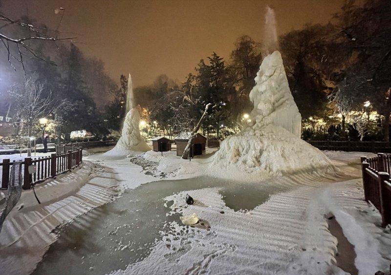 Başkent'te gece başlayan kar yağışından yansımalar