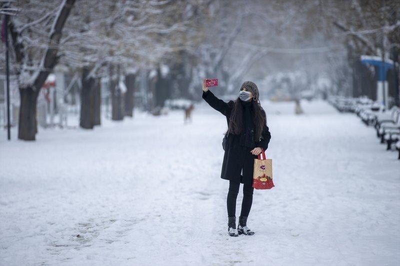 Başkent'te gece başlayan kar yağışından yansımalar