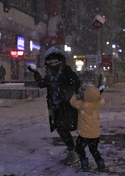 Başkent'te gece başlayan kar yağışından yansımalar
