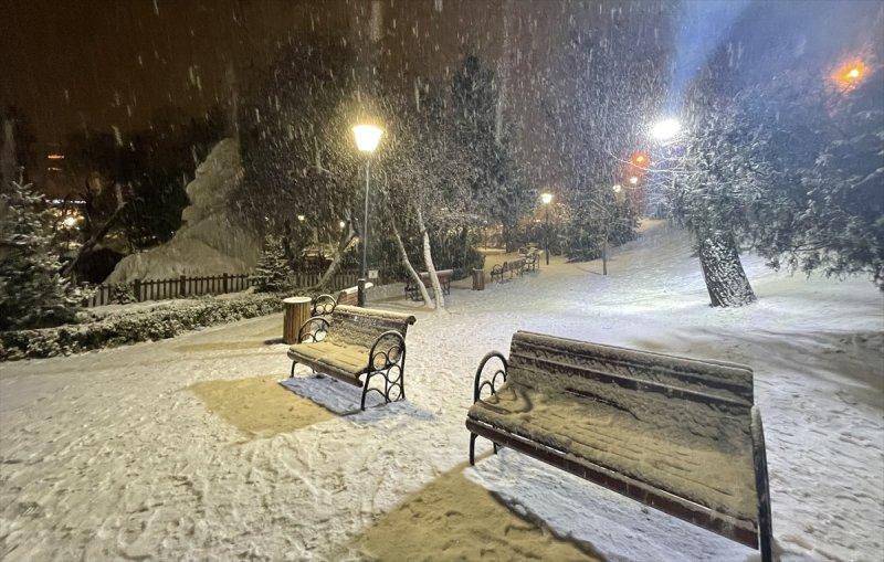 Başkent'te gece başlayan kar yağışından yansımalar