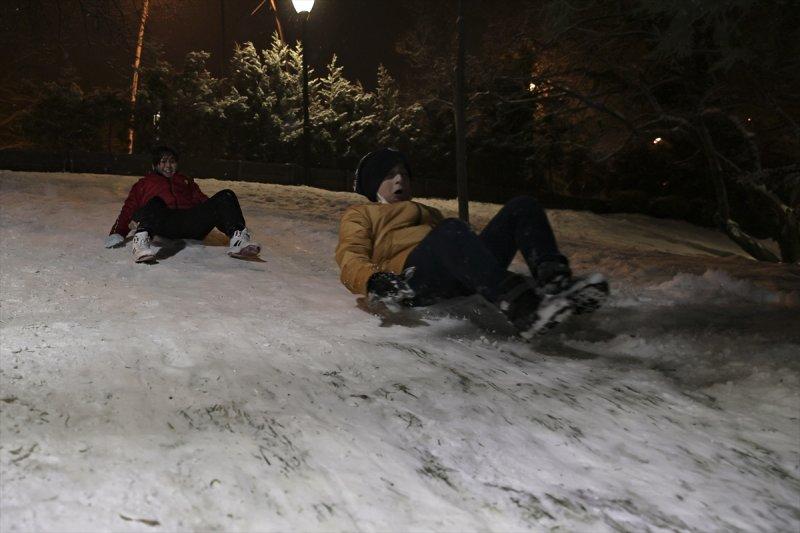 Başkent'te gece başlayan kar yağışından yansımalar