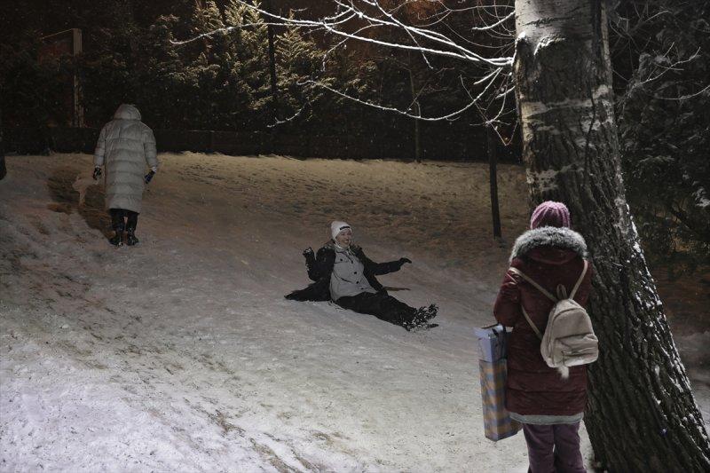 Başkent'te gece başlayan kar yağışından yansımalar