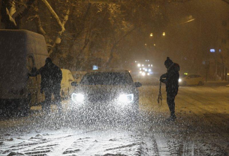 Başkent'te gece başlayan kar yağışından yansımalar