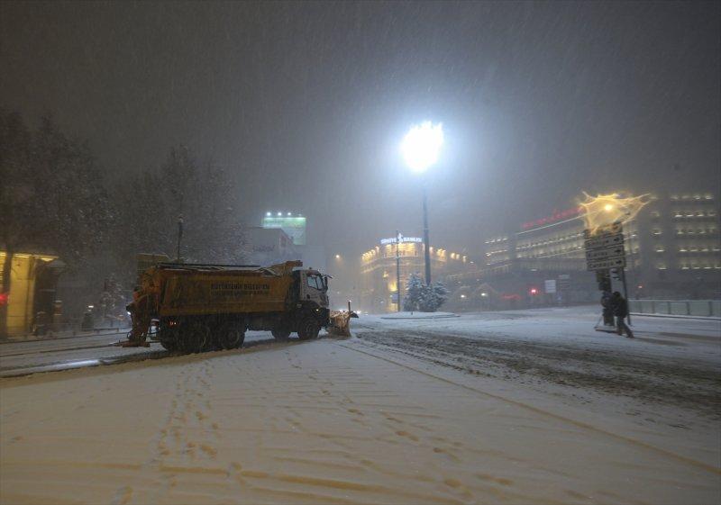 Başkent'te gece başlayan kar yağışından yansımalar