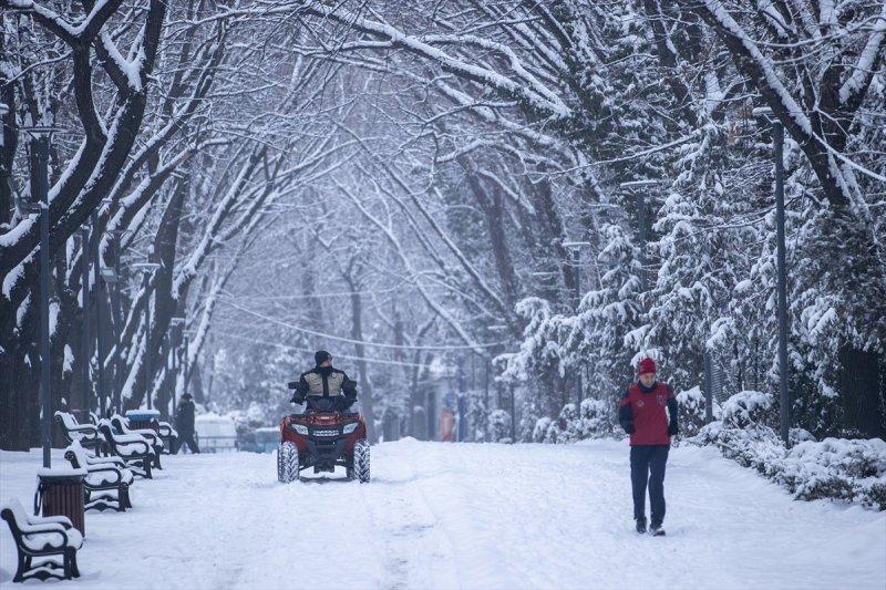 Başkent'te gece başlayan kar yağışından yansımalar