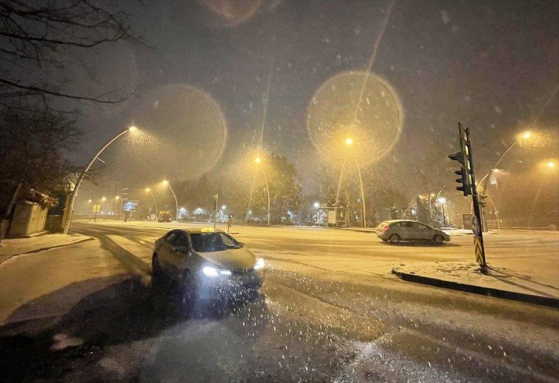 Başkent'te gece başlayan kar yağışından yansımalar