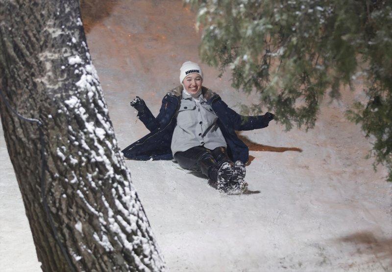 Başkent'te gece başlayan kar yağışından yansımalar