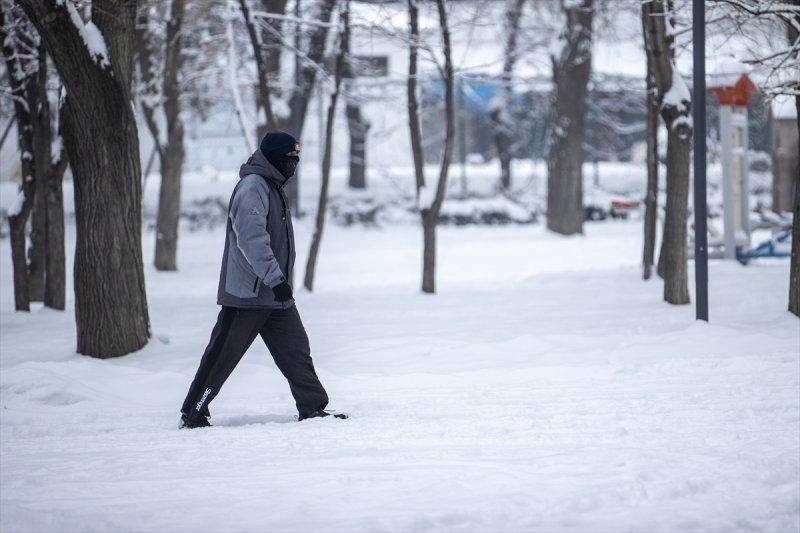 Başkent'te gece başlayan kar yağışından yansımalar