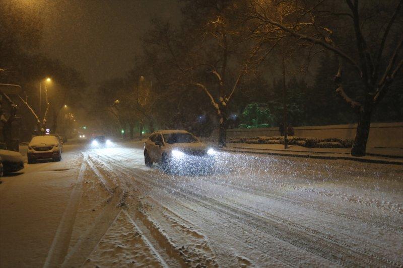 Başkent'te gece başlayan kar yağışından yansımalar