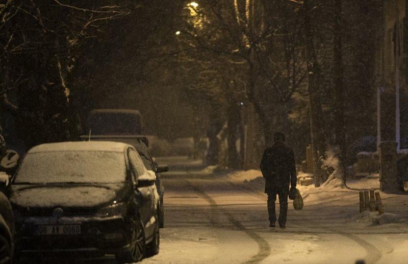 Başkent'te gece başlayan kar yağışından yansımalar