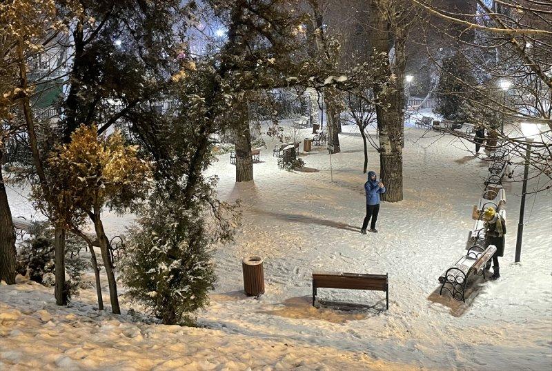Başkent'te gece başlayan kar yağışından yansımalar