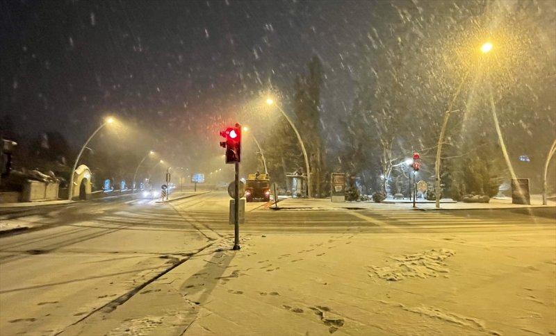 Başkent'te gece başlayan kar yağışından yansımalar