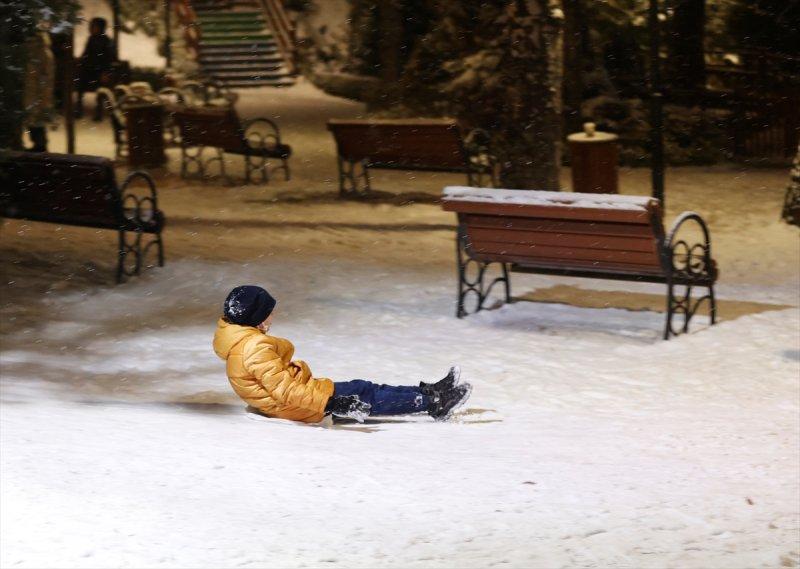 Başkent'te gece başlayan kar yağışından yansımalar