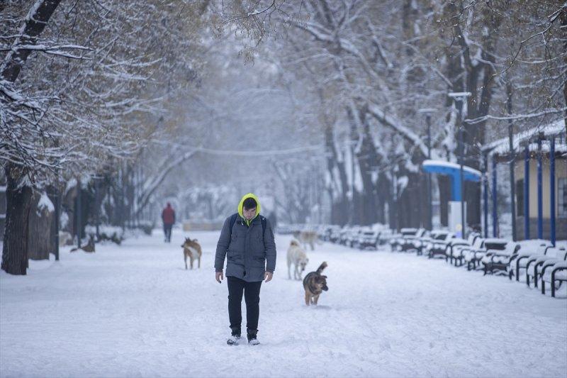 Başkent'te gece başlayan kar yağışından yansımalar