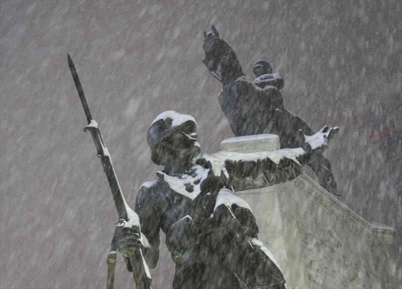 Başkent'te gece başlayan kar yağışından yansımalar