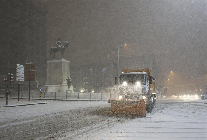 Başkent'te gece başlayan kar yağışından yansımalar