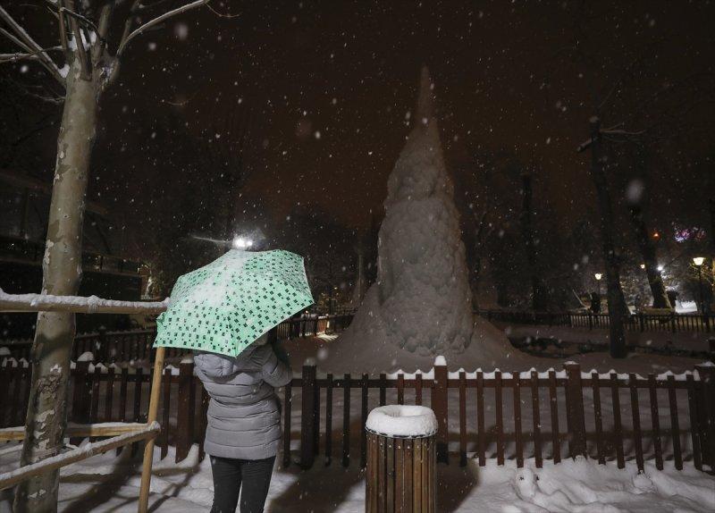 Başkent'te gece başlayan kar yağışından yansımalar