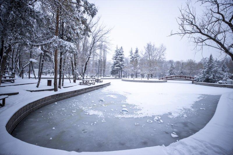 Başkent'te gece başlayan kar yağışından yansımalar