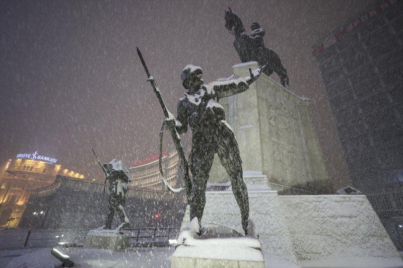 Başkent'te gece başlayan kar yağışından yansımalar
