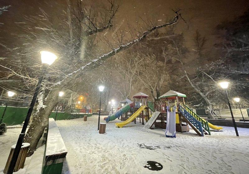 Başkent'te gece başlayan kar yağışından yansımalar