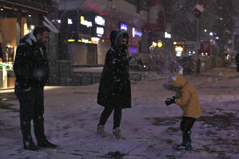 Başkent'te gece başlayan kar yağışından yansımalar