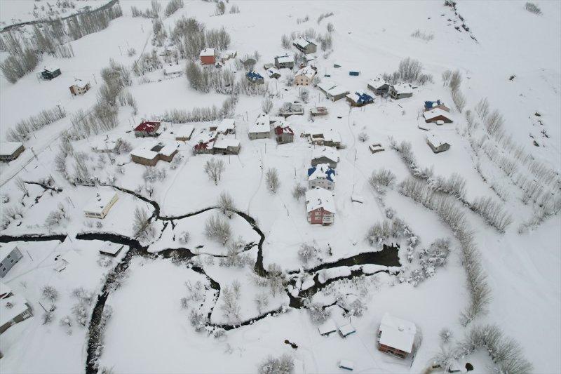 Ovacık'taki çiftçilerin 2 metrelik kar bereketinden manzaralar