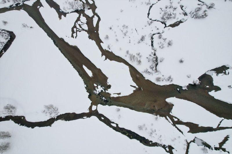 Ovacık'taki çiftçilerin 2 metrelik kar bereketinden manzaralar