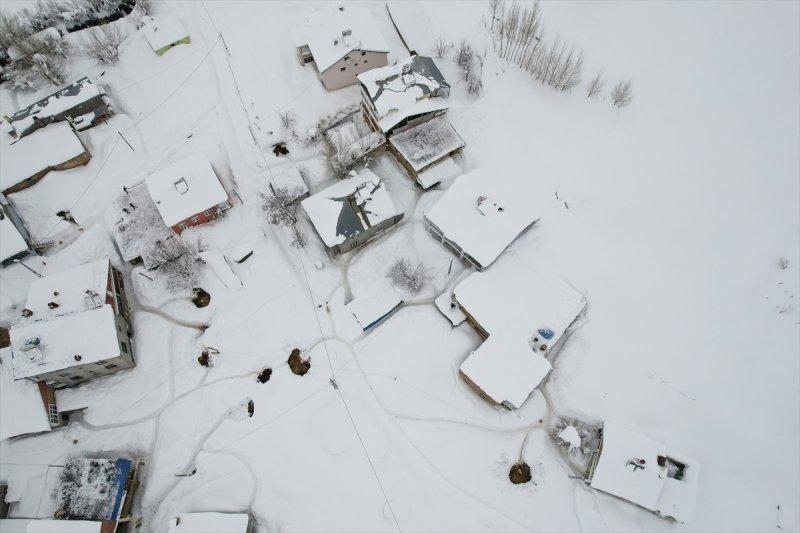 Ovacık'taki çiftçilerin 2 metrelik kar bereketinden manzaralar