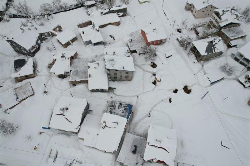 Ovacık'taki çiftçilerin 2 metrelik kar bereketinden manzaralar