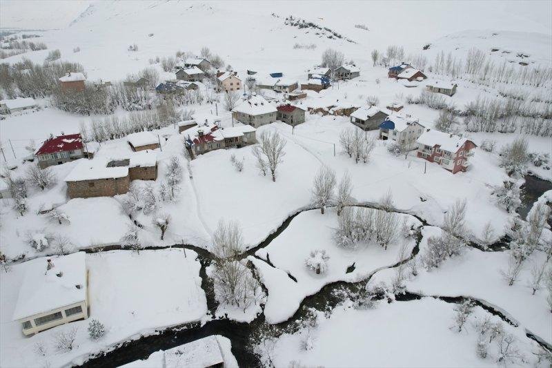 Ovacık'taki çiftçilerin 2 metrelik kar bereketinden manzaralar