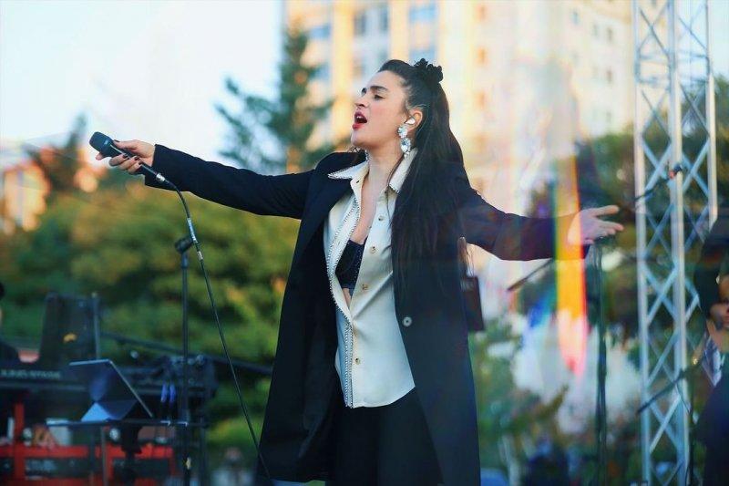 Sesiyle herkesi mest eden Ceylan Ertem'in renkli fotoğrafları