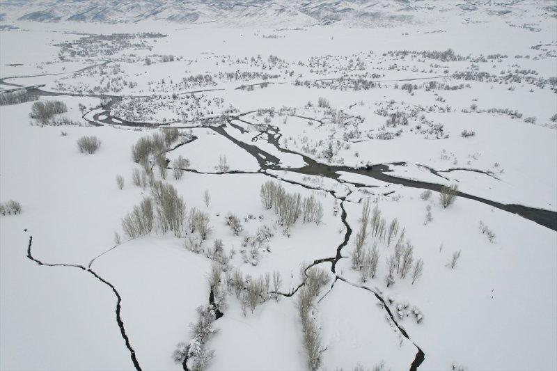 Ovacık'taki çiftçilerin 2 metrelik kar bereketinden manzaralar