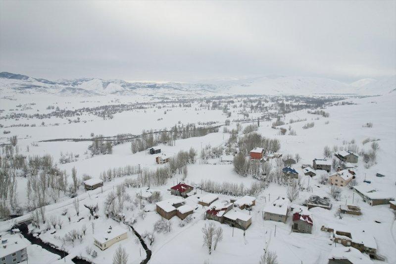 Ovacık'taki çiftçilerin 2 metrelik kar bereketinden manzaralar