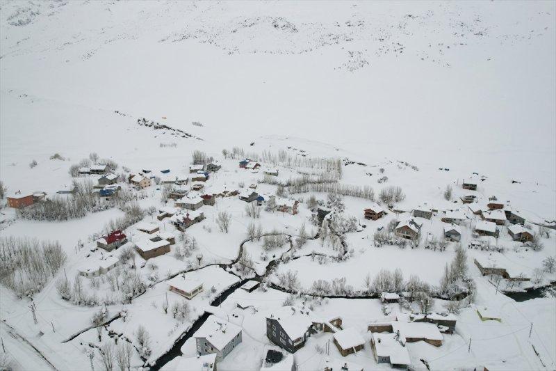 Ovacık'taki çiftçilerin 2 metrelik kar bereketinden manzaralar