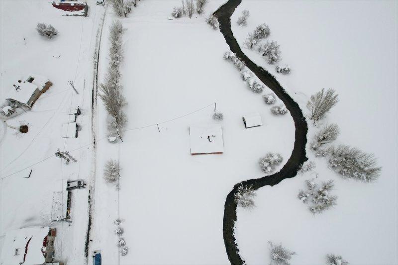 Ovacık'taki çiftçilerin 2 metrelik kar bereketinden manzaralar