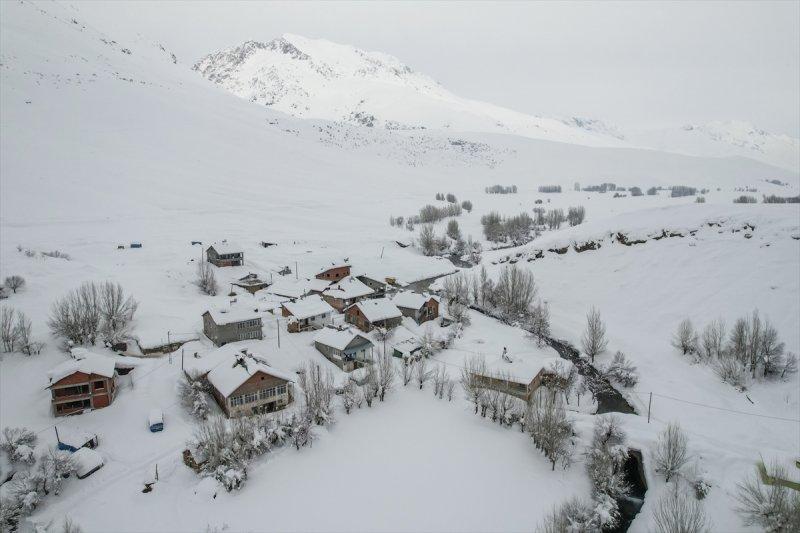 Ovacık'taki çiftçilerin 2 metrelik kar bereketinden manzaralar