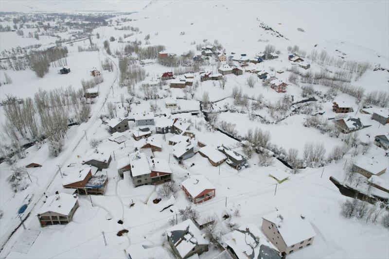 Ovacık'taki çiftçilerin 2 metrelik kar bereketinden manzaralar