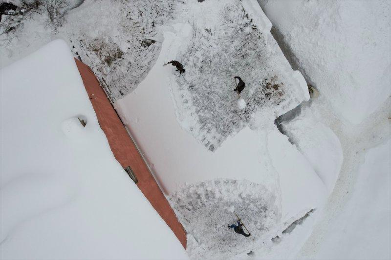 Ovacık'taki çiftçilerin 2 metrelik kar bereketinden manzaralar